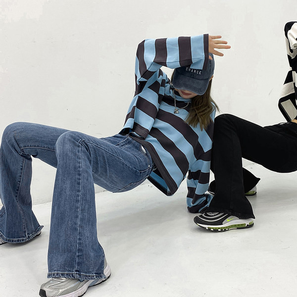 Naiste ühevärvilised standardse vöökoha ja rebenenud motiividega teksad