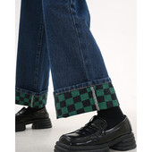 Säärde kokku keeratud naiste teksapüksid