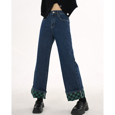 Säärde kokku keeratud naiste teksapüksid