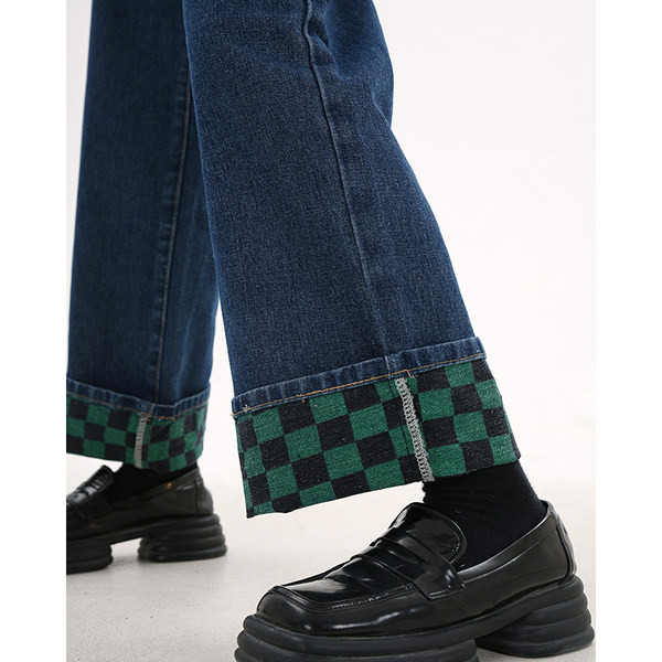 Säärde kokku keeratud naiste teksapüksid