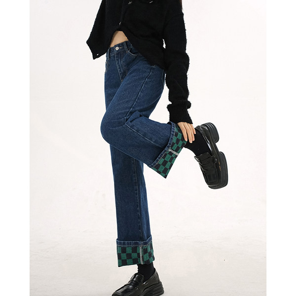 Säärde kokku keeratud naiste teksapüksid