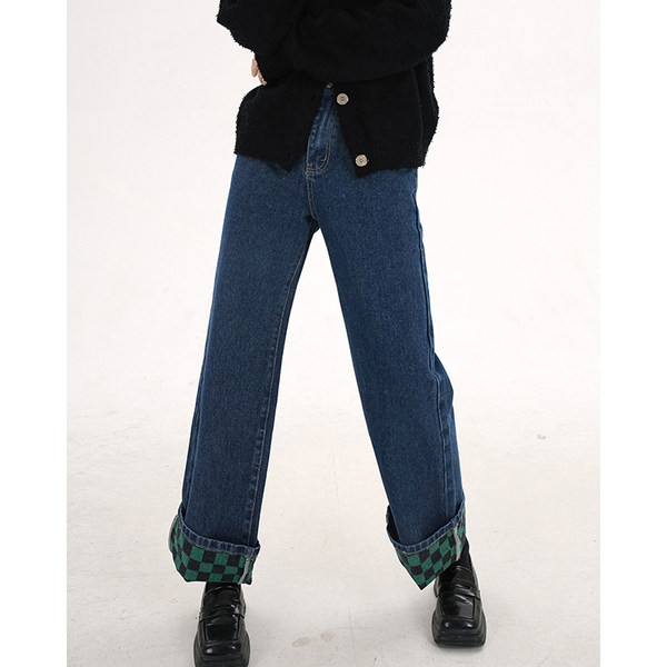 Säärde kokku keeratud naiste teksapüksid