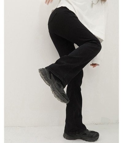 Igapäevaseks kasutamiseks sobivad kõrge vöökohaga naiste teksapüksid