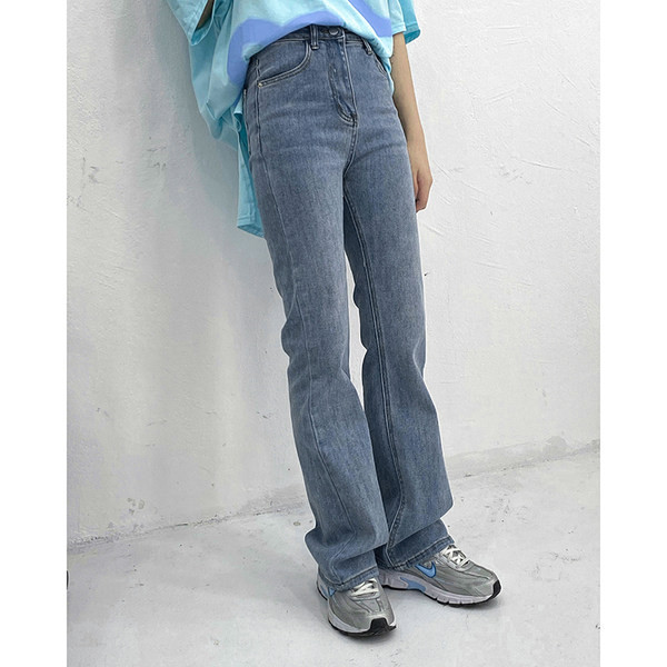 Igapäevaseks kasutamiseks sobivad kõrge vöökohaga naiste teksapüksid