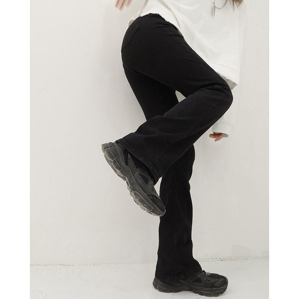 Igapäevaseks kasutamiseks sobivad kõrge vöökohaga naiste teksapüksid