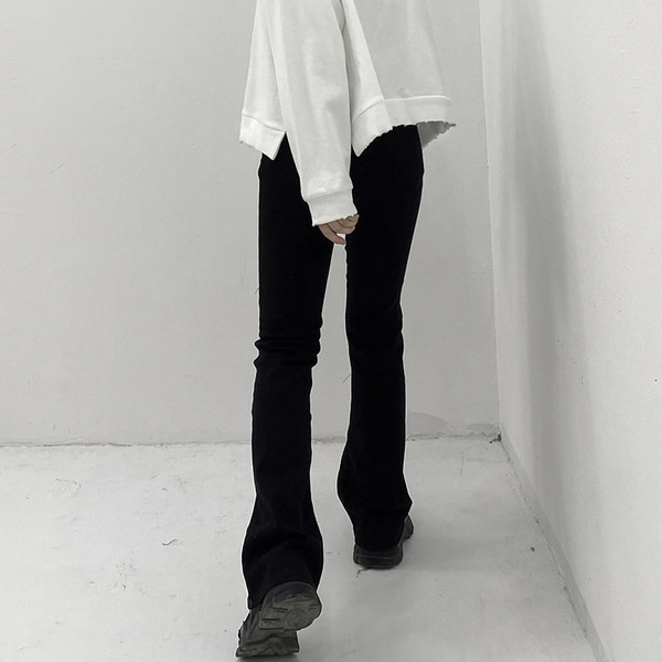 Igapäevaseks kasutamiseks sobivad kõrge vöökohaga naiste teksapüksid