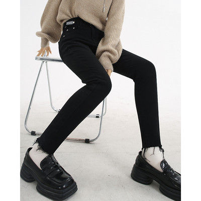 Kõrge vöökohaga liibuvad ja 9/10 pikkusega teksad naistele