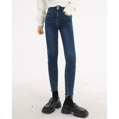 Kõrge vöökohaga liibuvad ja 9/10 pikkusega teksad naistele