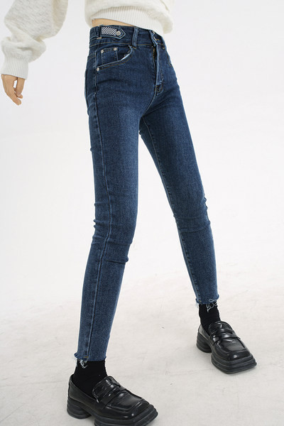 Kõrge vöökohaga liibuvad ja 9/10 pikkusega teksad naistele