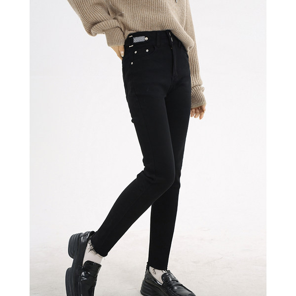 Kõrge vöökohaga liibuvad ja 9/10 pikkusega teksad naistele