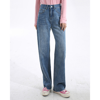 Γυναικείο τζιν φαρδύ μοντέλο με επιγραφή