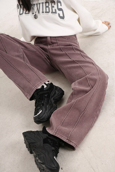 Naiste stiilsed laiade sääredega teksad