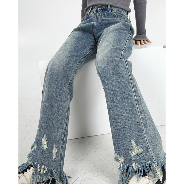 Aktuális női farmer széles modell szakadt motívumokkal