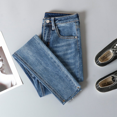 Naiste liibuvad teksad ilma allääreta säärtega