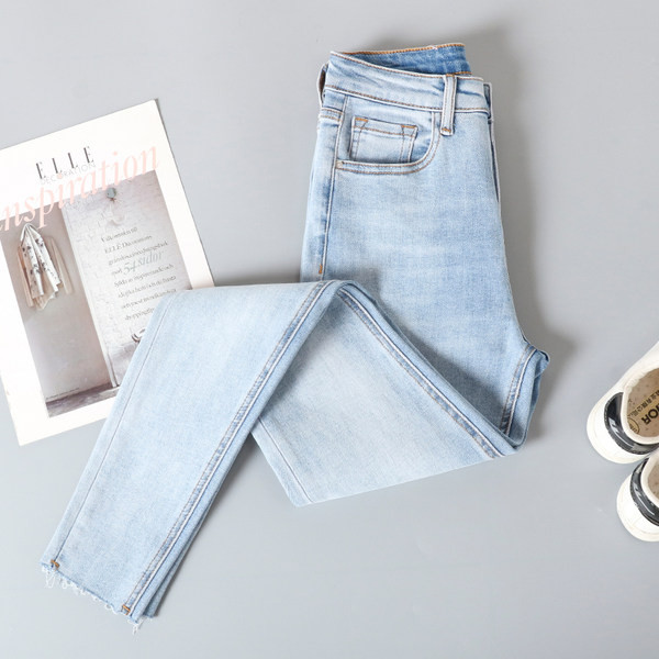 Naiste liibuvad teksad ilma allääreta säärtega