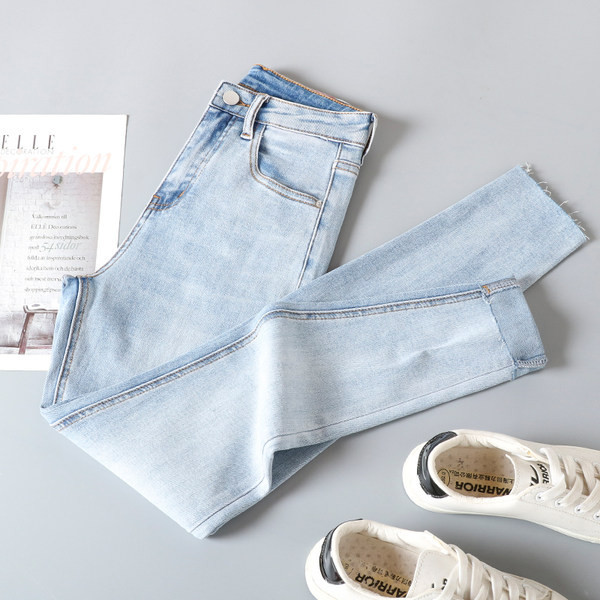 Naiste liibuvad teksad ilma allääreta säärtega