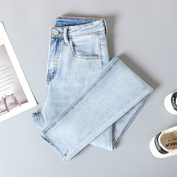 Naiste liibuvad teksad ilma allääreta säärtega