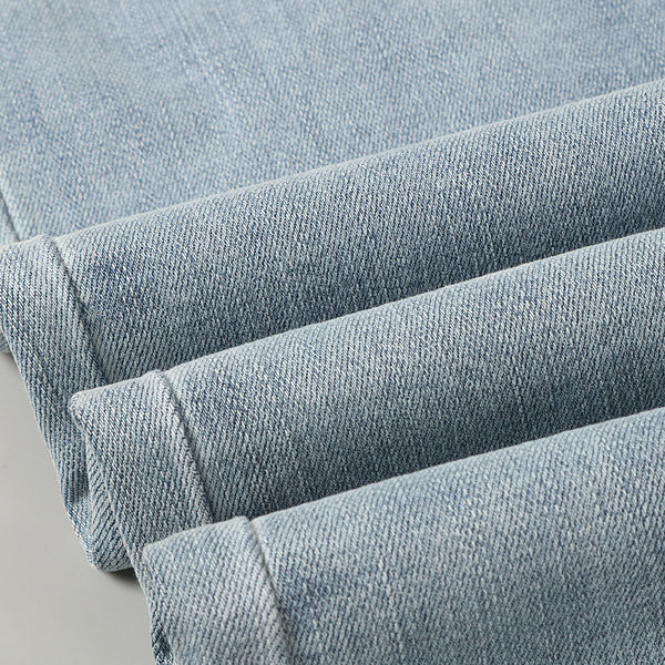 Kõrge vöökohaga lõhikutega naiste teksad, säärtel rebenenud motiivid