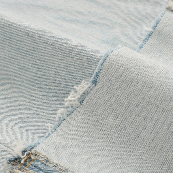 Kõrge vöökoha ja volditud säärtega vabaaja naiste teksad