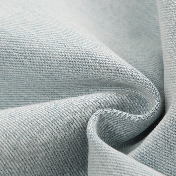 Kõrge vöökoha ja volditud säärtega vabaaja naiste teksad