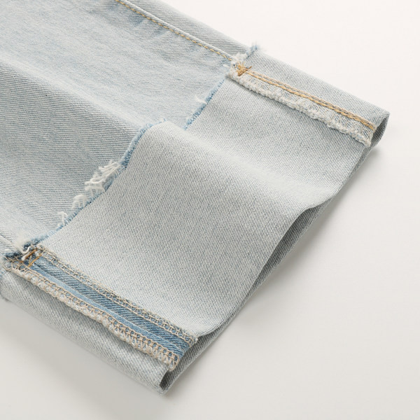 Kõrge vöökoha ja volditud säärtega vabaaja naiste teksad