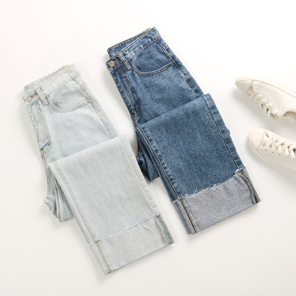 Kõrge vöökoha ja volditud säärtega vabaaja naiste teksad