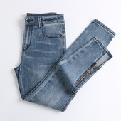 Naiste liibuvad teksad, säärtel lukuga