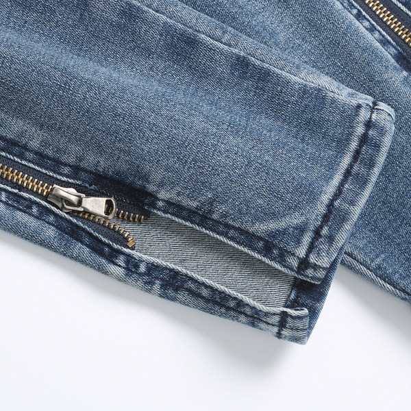 Naiste liibuvad teksad, säärtel lukuga