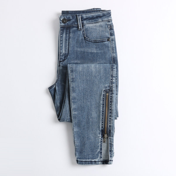 Naiste liibuvad teksad, säärtel lukuga