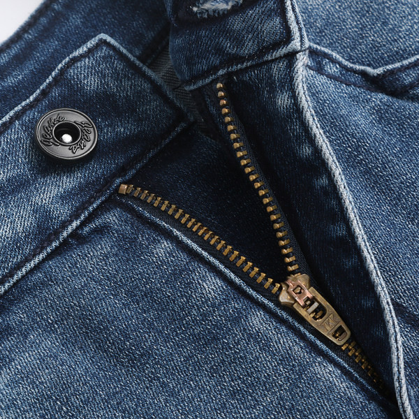 Naiste liibuvad teksad, säärtel lukuga