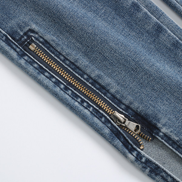 Naiste liibuvad teksad, säärtel lukuga