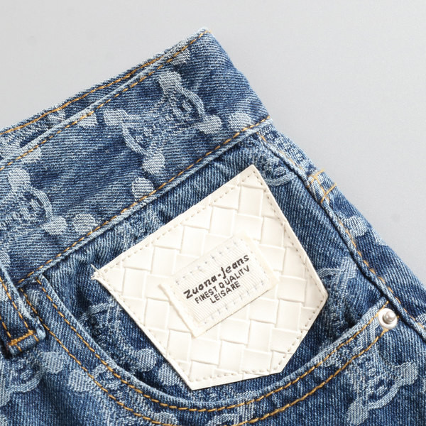 Naiste laiad teksad kõrge vöökohaga