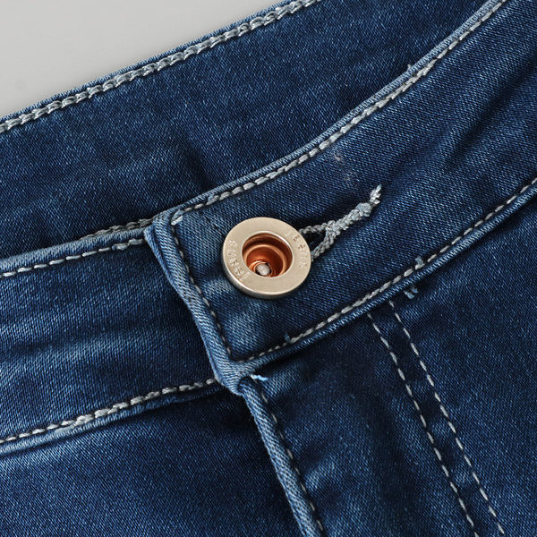 Női testre szabott farmernadrág gombbal