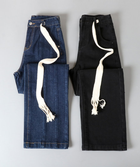 Široki model ženskih traperica s visokim pojasom u struku i džepovima