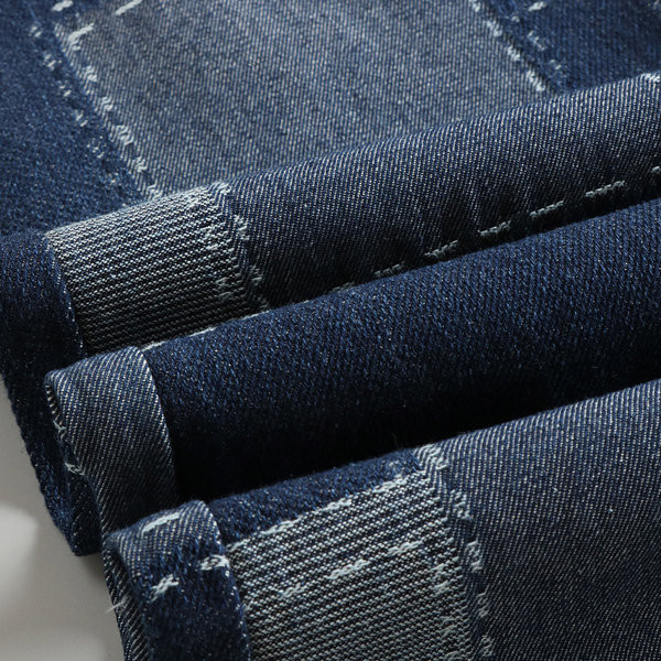 Naiste laiade säärte ja kõrge vöökohaga teksapüksid