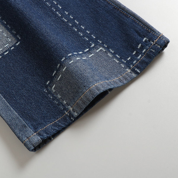 Naiste laiade säärte ja kõrge vöökohaga teksapüksid