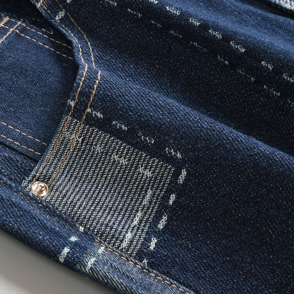 Naiste laiade säärte ja kõrge vöökohaga teksapüksid