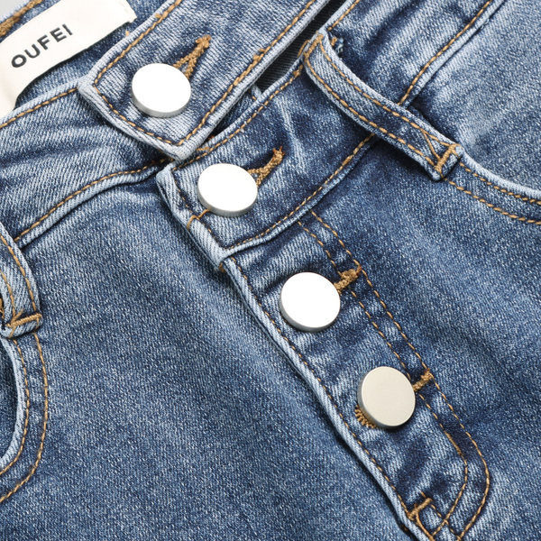 Laia sääre ja nööpidega naiste teksad