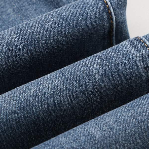 Laia sääre ja nööpidega naiste teksad