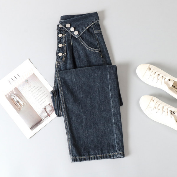 Laiad nööpide ja taskutega teksad