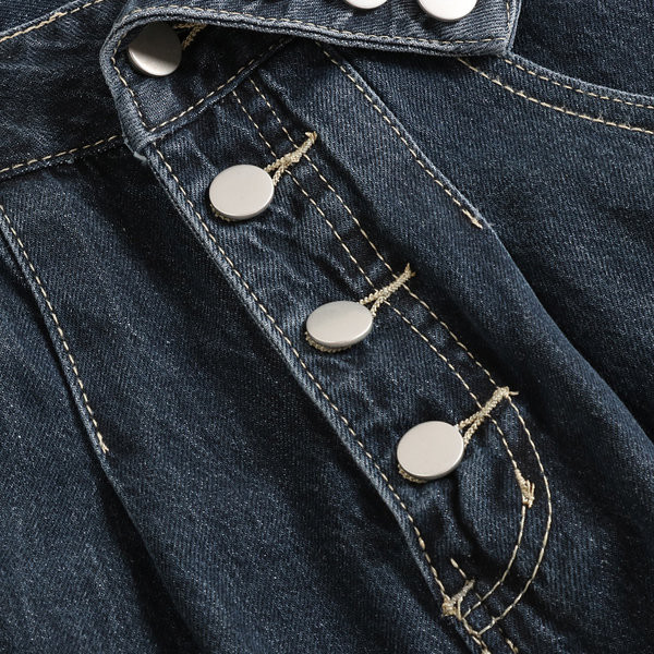 Laiad nööpide ja taskutega teksad