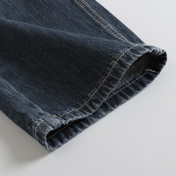 Laiad nööpide ja taskutega teksad