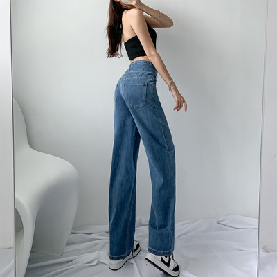 Kahe mudeliga naiste moodsad sirged teksad, millel on rebenenud motiivid