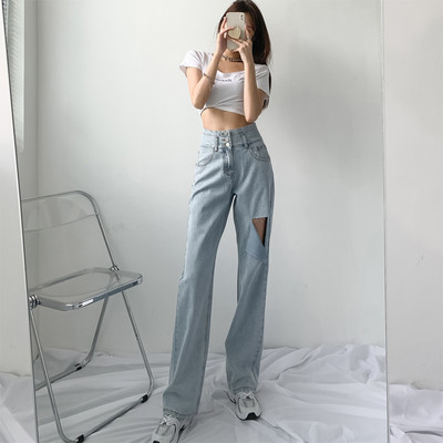 Kahe mudeliga naiste moodsad sirged teksad, millel on rebenenud motiivid