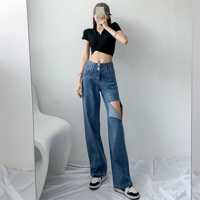 Kahe mudeliga naiste moodsad sirged teksad, millel on rebenenud motiivid