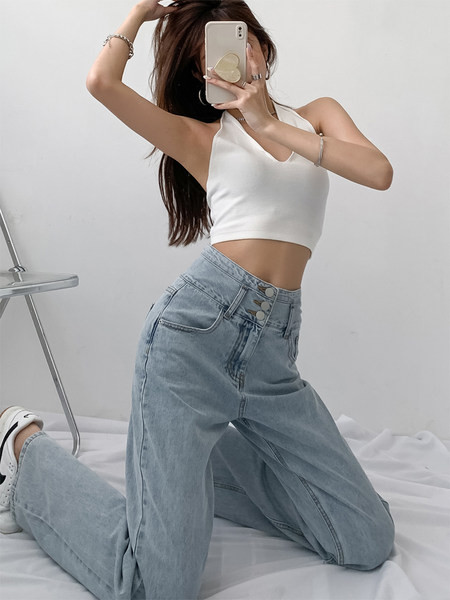 Kahe mudeliga naiste moodsad sirged teksad, millel on rebenenud motiivid