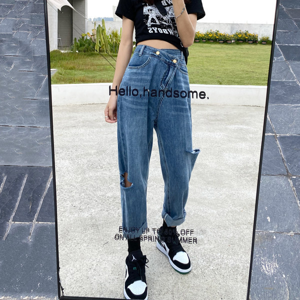 Naiste kõrge vöökohaga teksapükste lai, rebitud motiividega mudel