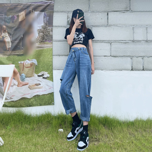 Naiste kõrge vöökohaga teksapükste lai, rebitud motiividega mudel