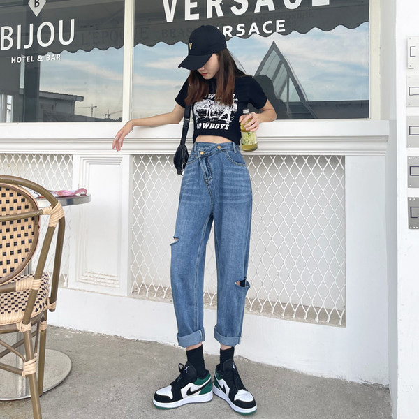 Naiste kõrge vöökohaga teksapükste lai, rebitud motiividega mudel