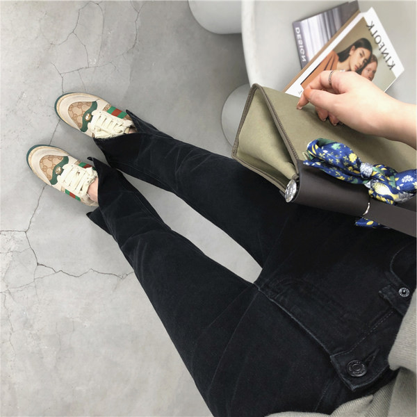 Stiilne rebenenud motiividega naiste sirgete teksade mudel